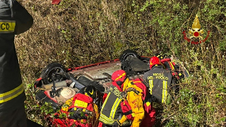 Auto fuori strada finisce in un canale, due persone salvate dai vigili del fuoco